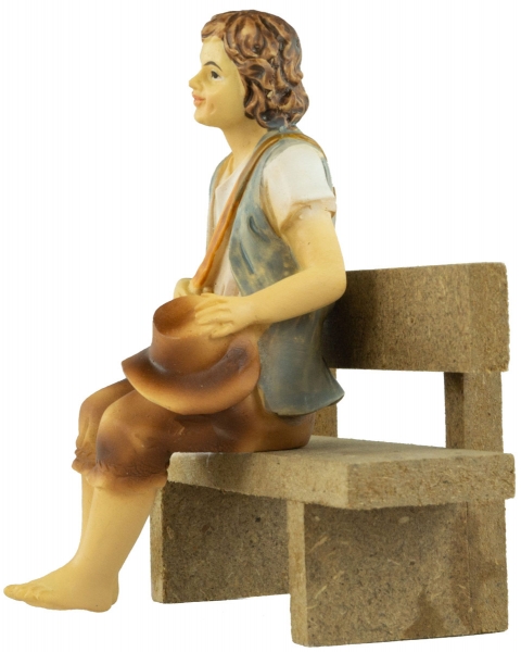 Preview: Handbemalte Krippenfigur Junge sitzend inkl. Bank, ca. 9 cm, K 001-28